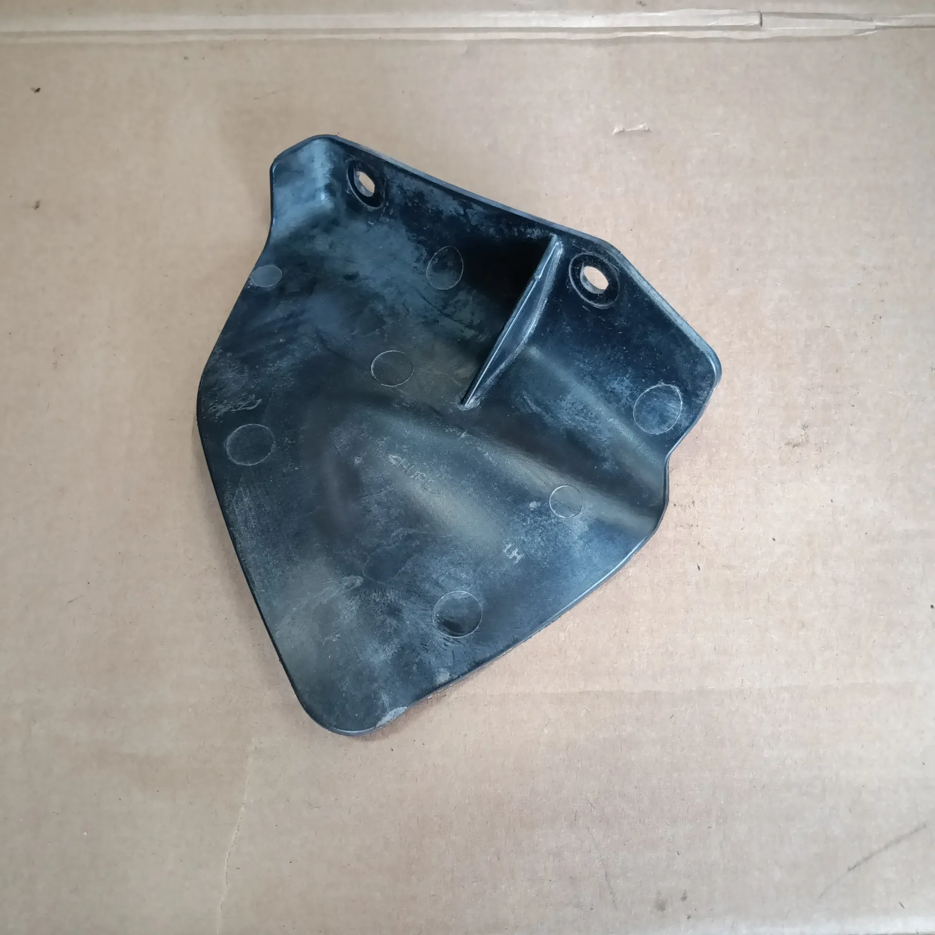 [JD-M157053-U] Left Side Boot Shield